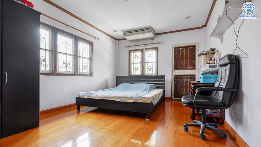 *****บ้านเดี่ยวมือสองย่านนนทบุรี ม.ซอยกรุงเทพ-นนท์7 แยก 12 เนื้อที่กว้าง 65 ตร.ว. ฟังก์ชัน 4 ห้องนอน 2 ห้องน้ำ ที่จอดรถ 1 คัน สภาพสวย พร้อมเข้าอยู่ บนทำเลเดินทางสะดวกสบาย ใกล้รถไฟฟ้าสายสีม่วง "สถานีแยกติวานนท์" และทางด่วน "ศรีรัช"